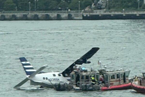 Avioneta se hundió en el río de Nueva York tras intentar aterrizar de emergencia