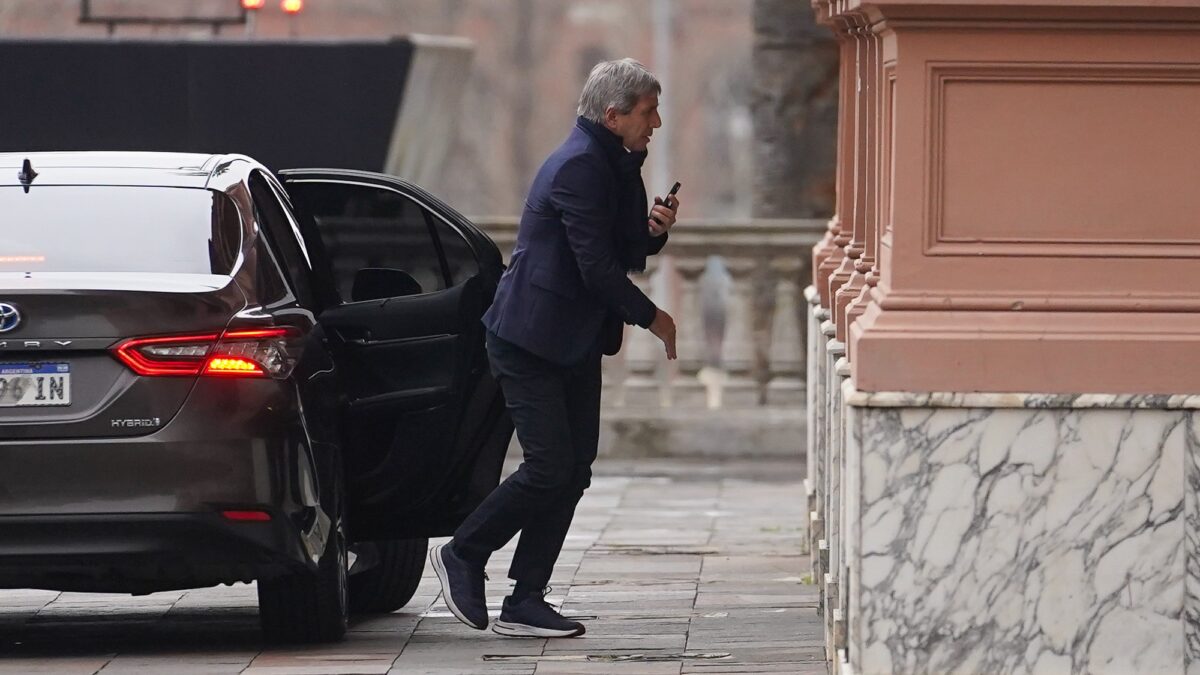 Caputo presenta nueva versión de Inocencia Fiscal para captar dólares del colchón