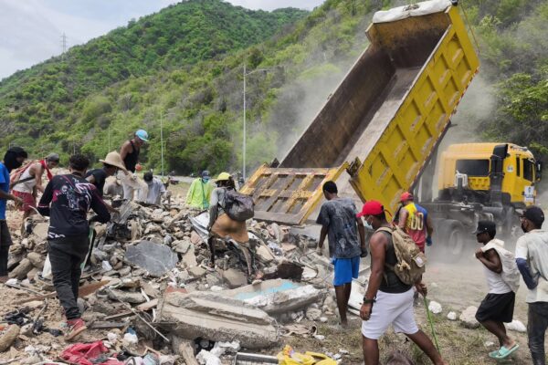 Venezuela enfrenta nuevas medidas económicas tras terremotos que desencadenan furia popular