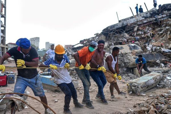 Familias de víctimas piden la vuelta de rescatistas extranjeros en Venezuela
