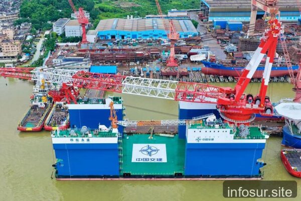 China lanza un buque grúa semisumergible para operar en el mar