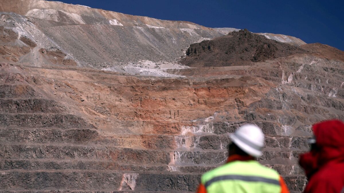 Permisos mineros demoran hasta 30 años: el cuello de botella global que frena la industria