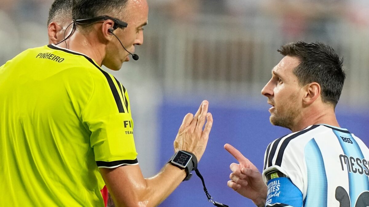 Messi le marcó el límite al árbitro en el partido de cuartos de final contra Suiza
