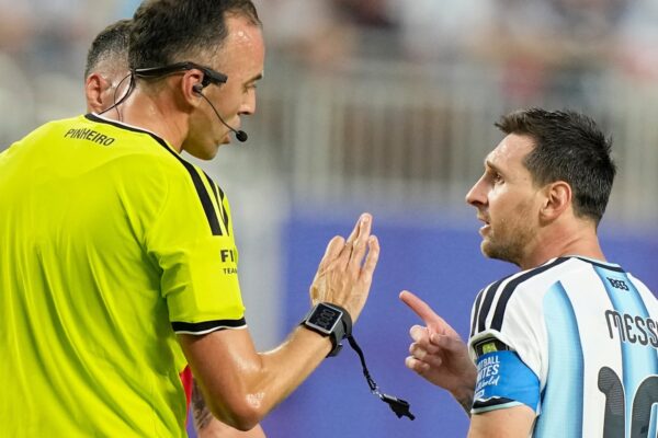 Messi le marcó el límite al árbitro en el partido de cuartos de final contra Suiza