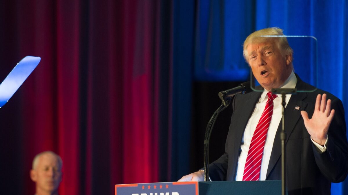 Investigan si operador del teleprompter de la Casa Blanca ganó 100 mil dólares apostando en discursos de Trump