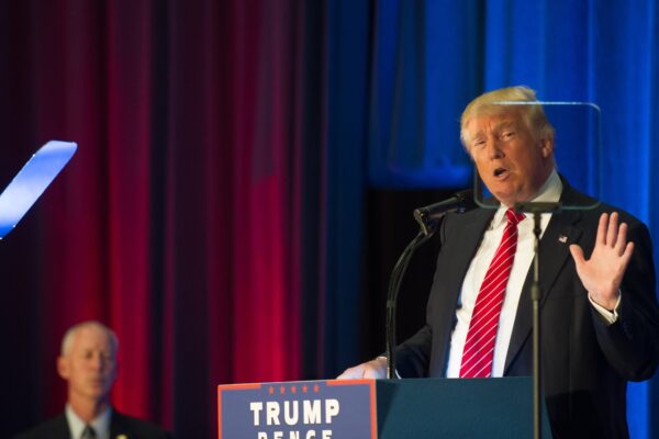 Investigan si operador del teleprompter de la Casa Blanca ganó 100 mil dólares apostando en discursos de Trump