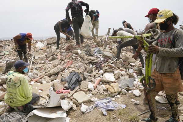 Tragedia y supervivencia: la búsqueda de recursos en los escombros de Venezuela