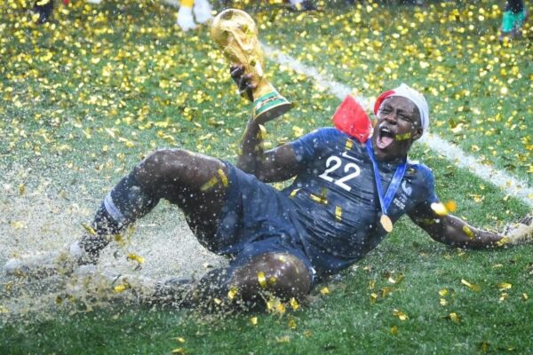 Mendy vendió réplica de la Copa del Mundo: 62.200 dólares