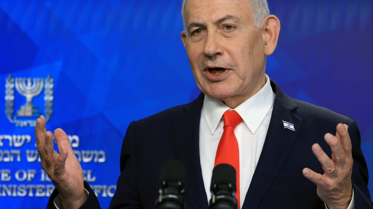 Colonos incendian mezquitas en Cisjordania mientras Israel detiene a 8,000 palestinos
