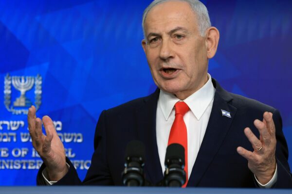 Colonos incendian mezquitas en Cisjordania mientras Israel detiene a 8,000 palestinos