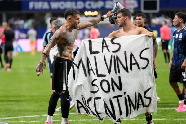 Medios británicos cuestionan celebración argentina con bandera de Malvinas