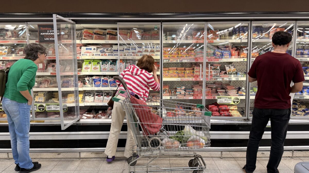 Consumo masivo cae 2,7% en junio: nuevo récord de contracción en siete meses
