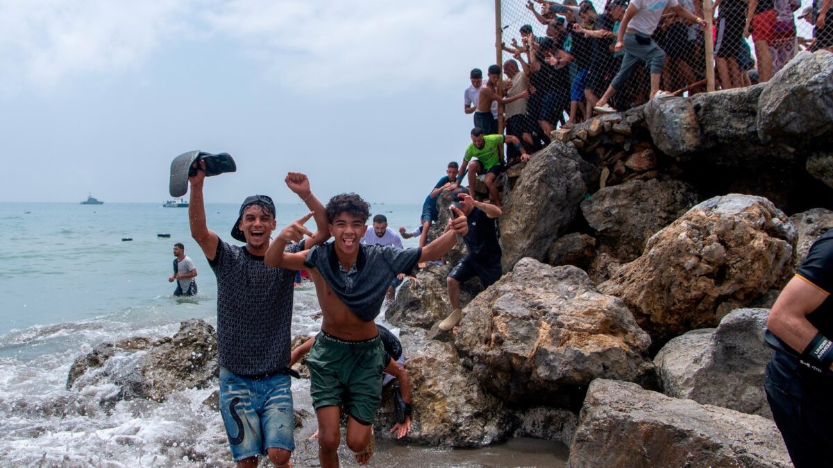 Crisis migratoria en Ceuta: masivo cruce desde Marruecos