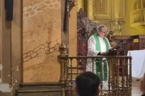 Cura de Córdoba enfrenta 7 denuncias de abuso y sigue ejerciendo ministerio