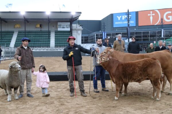 La vaca Tini Tini y el carnero Tim Payne abren la Exposición Rural en Palermo