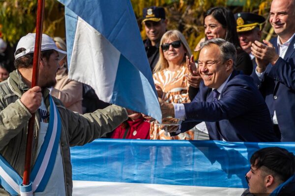 Almirante Brown celebra el Día de la Independencia con desfile y festejo en Longchamps