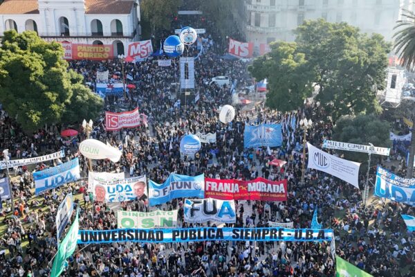 Universidades exigen 25% más en salarios tras victoria judicial