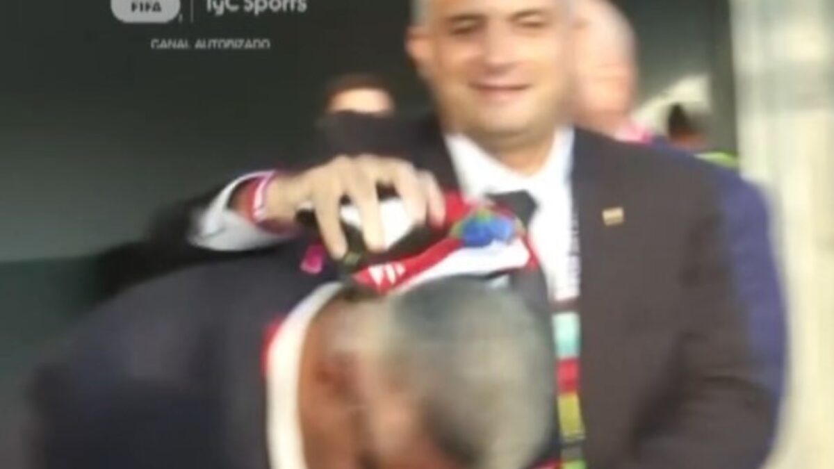 Tapia y Nakis protagonizan escena viral en postpartido de Argentina