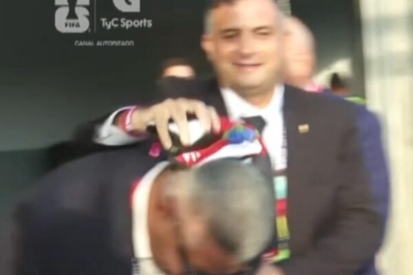 Tapia y Nakis protagonizan escena viral en postpartido de Argentina