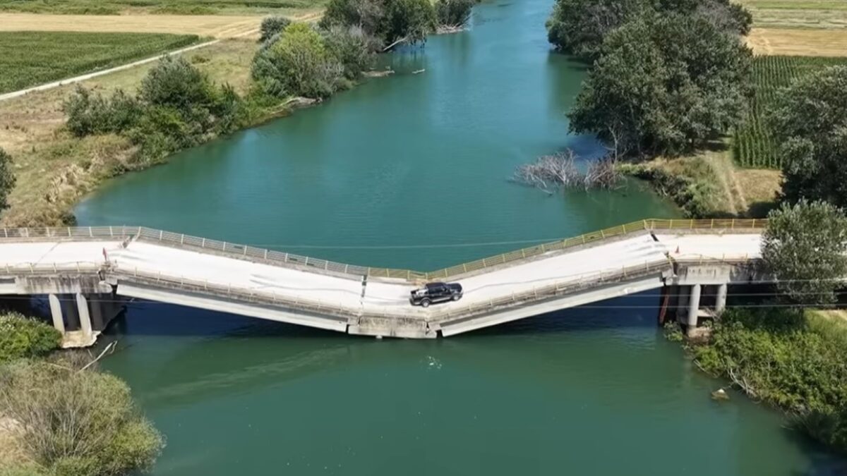 Puente derrumbado en Tesalia sigue siendo usado por conductores