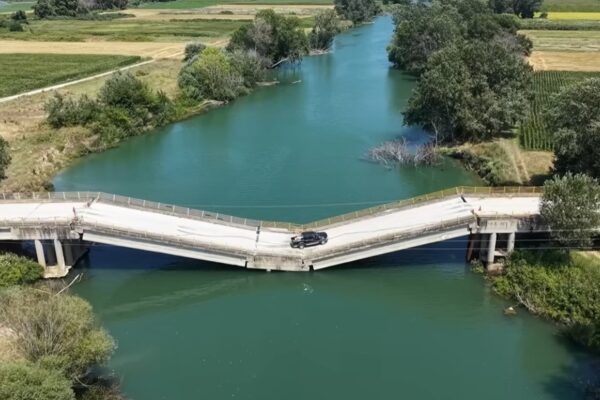 Puente derrumbado en Tesalia sigue siendo usado por conductores