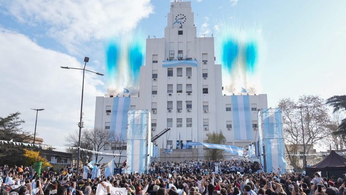 Banderazo y celebración de la Patria en Lomas de Zamora