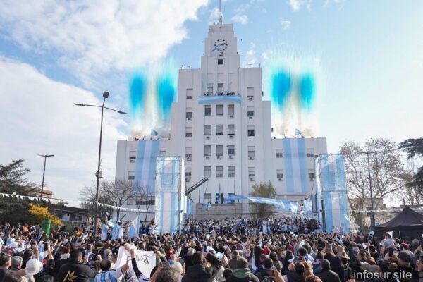 Banderazo y celebración de la Patria en Lomas de Zamora