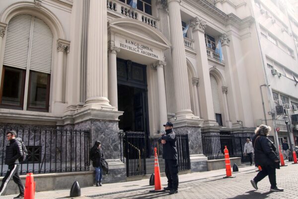 Economía le da al BCRA US$ 2.000 millones en bonos atados al dólar