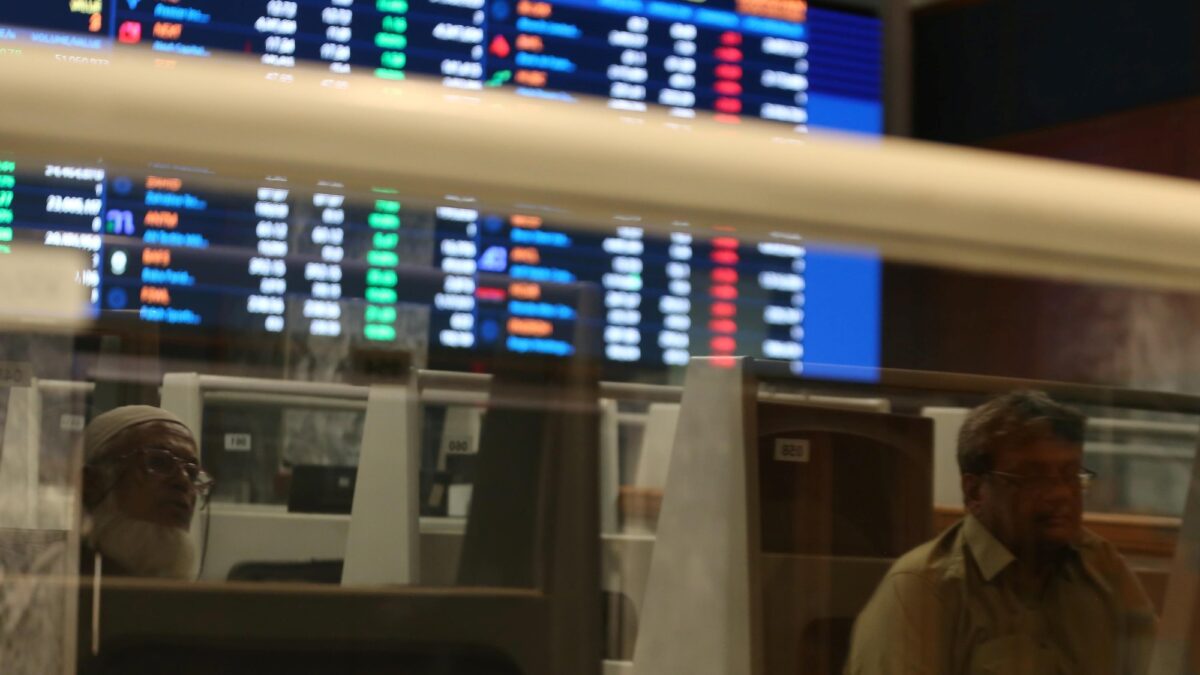 Precios del petróleo suben más del 5% tras anuncio de Trump sobre fin del alto el fuego con Irán