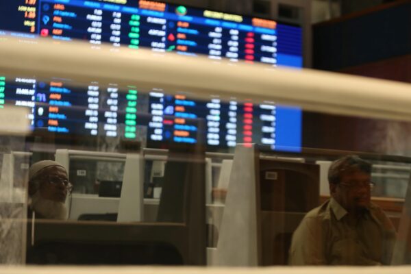 Precios del petróleo suben más del 5% tras anuncio de Trump sobre fin del alto el fuego con Irán