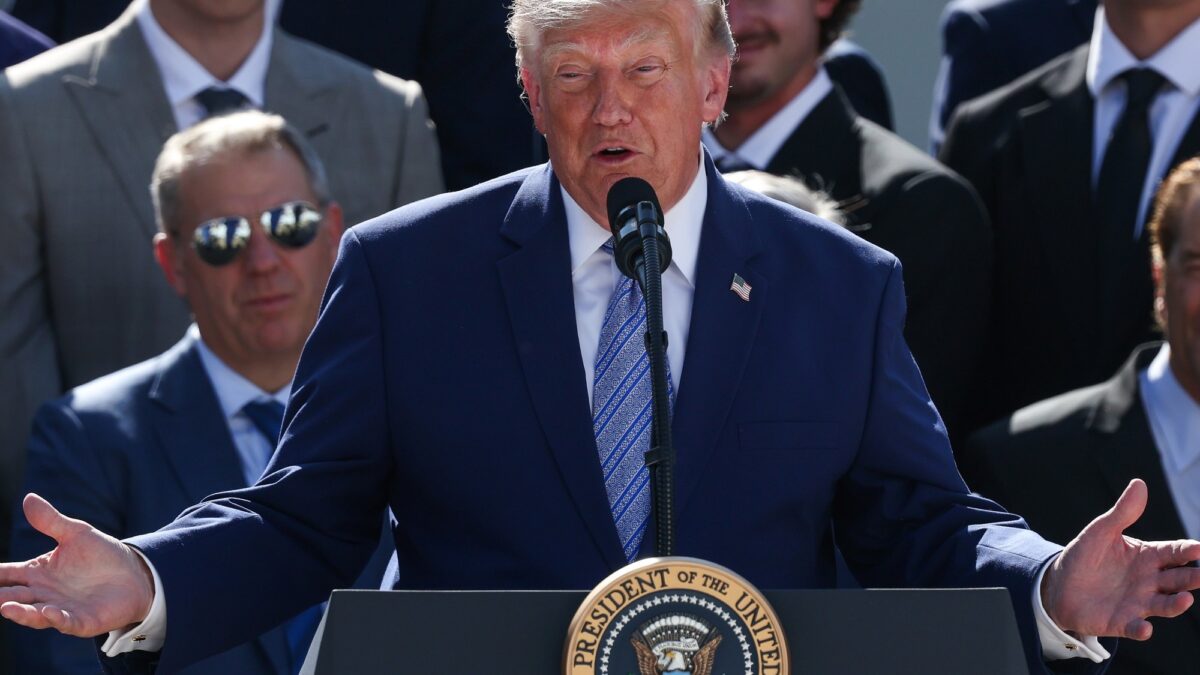 Trump impone aranceles al 10% en productos argentinos