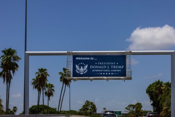 El aeropuerto de Palm Beach recibe nombre de Trump