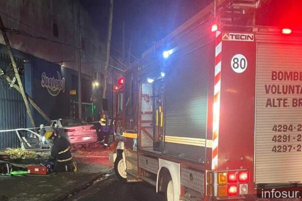 Choque violento en Burzaco: conductor fue rescatado entre escombros