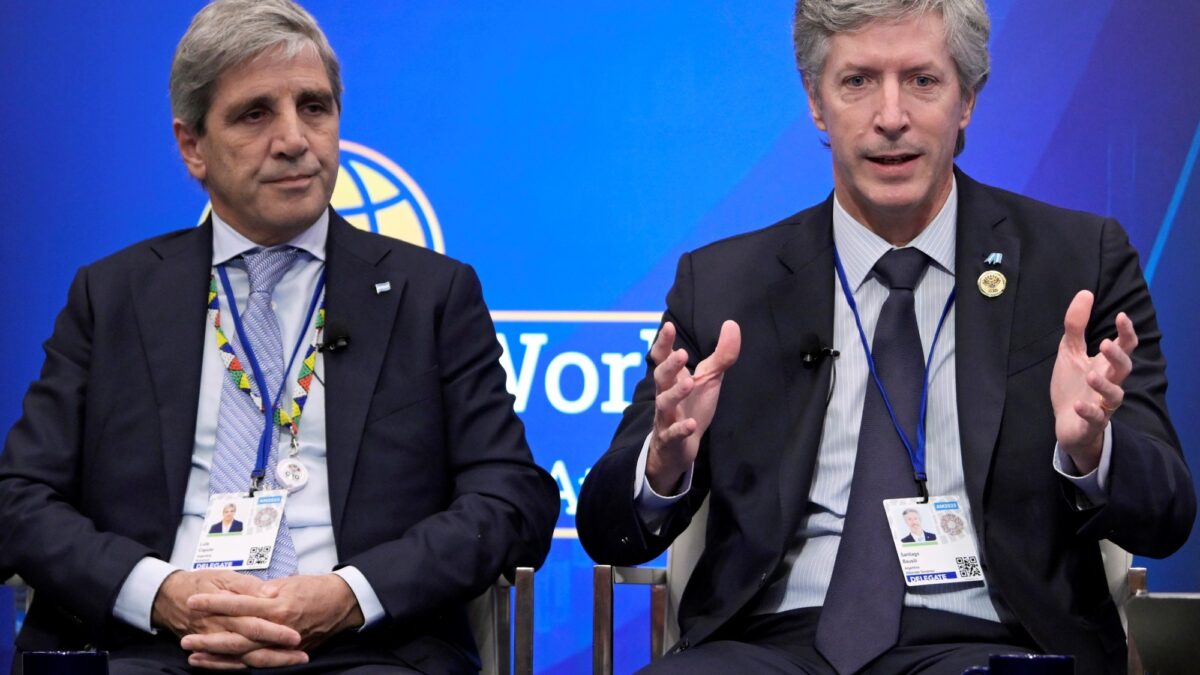 Gobierno invertió más de mil millones en bonos y futuros para estabilizar el dólar
