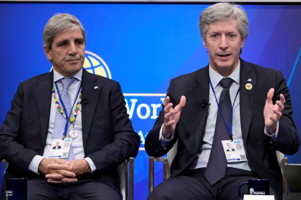 Gobierno invertió más de mil millones en bonos y futuros para estabilizar el dólar