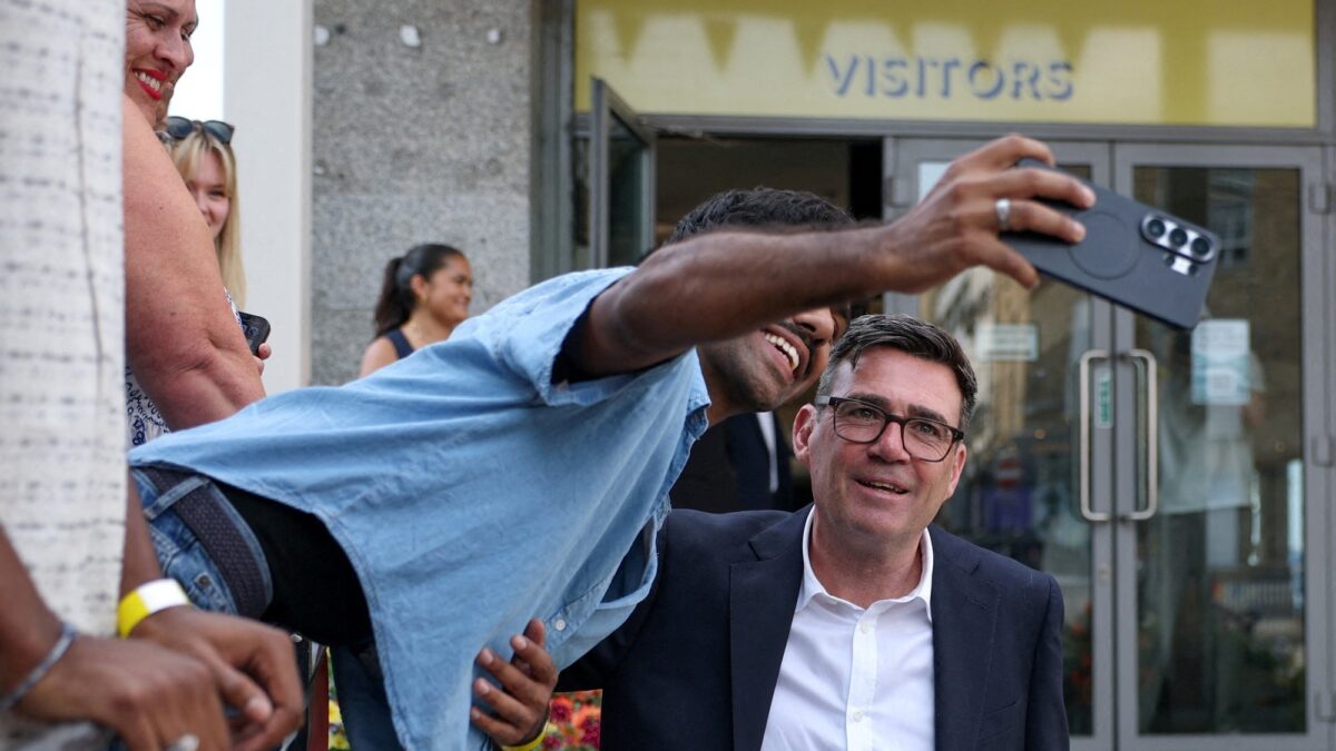 Andy Burnham asume como primer ministro de Gran Bretaña tras elecciones interinas