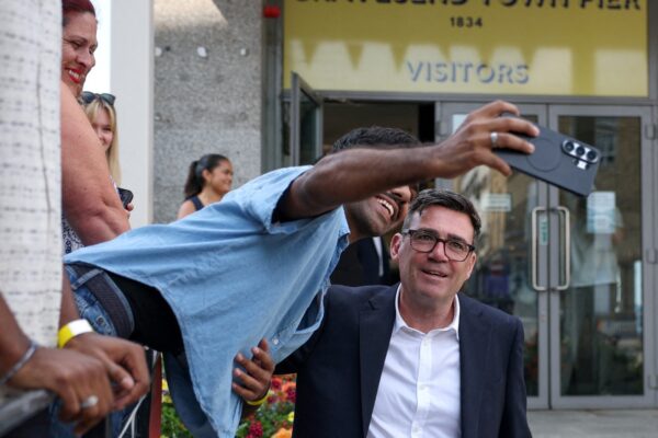Andy Burnham asume como primer ministro de Gran Bretaña tras elecciones interinas