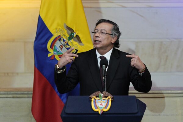 Gustavo Petro anuncia huelga general si De la Espriella revoca reformas