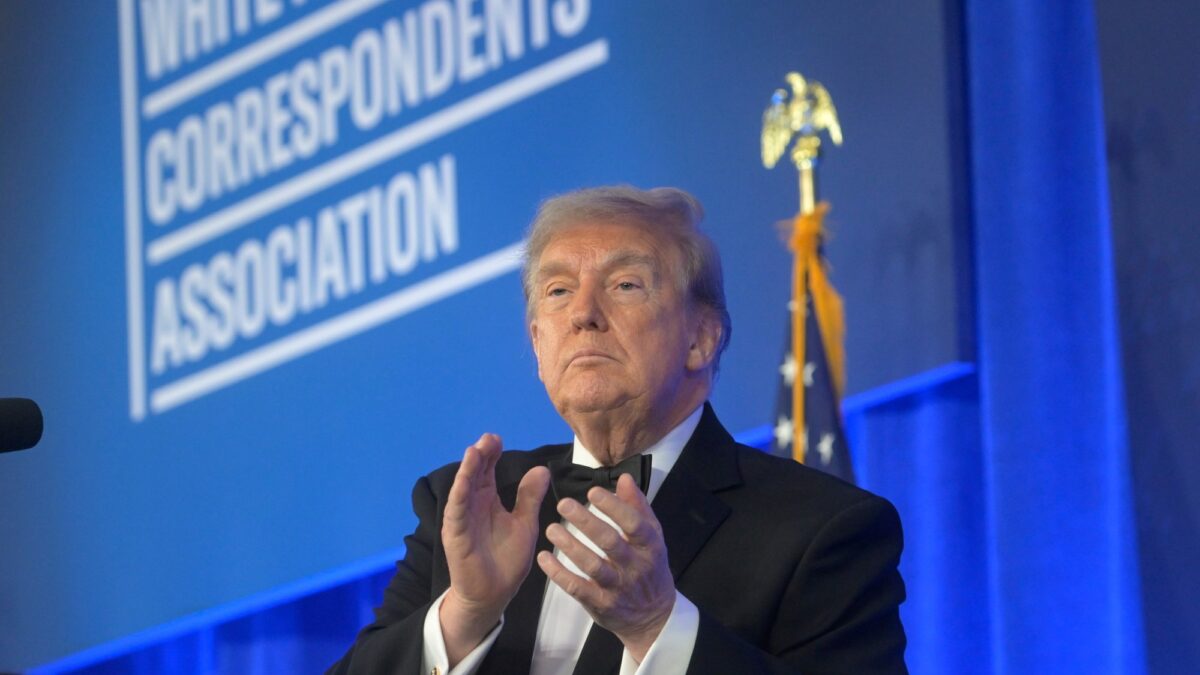 Trump bromea sobre candidatura 2028 en cena de corresponsales