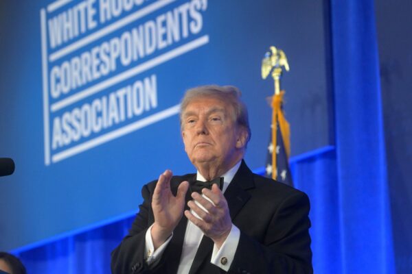 Trump bromea sobre candidatura 2028 en cena de corresponsales