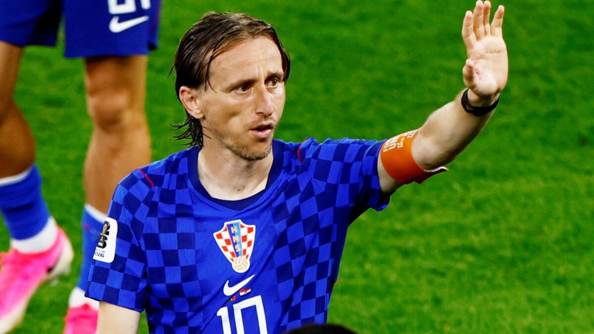 Modrić retira su jersey tras despedirse de la selección croata en el Mundial 2025
