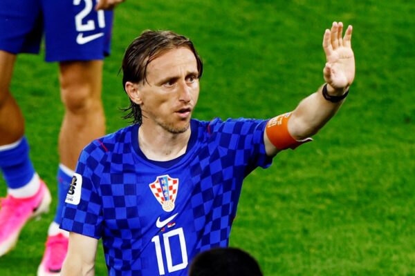 Modrić retira su jersey tras despedirse de la selección croata en el Mundial 2025