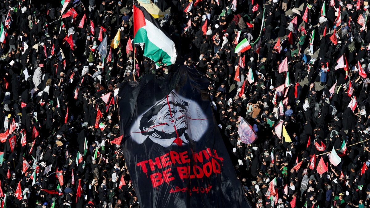Khamenei sepultado en Irán bajo amenaza de conflicto con EE.UU.