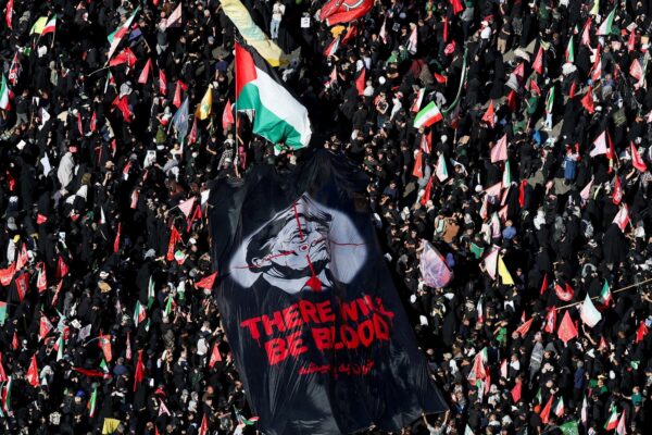 Khamenei sepultado en Irán bajo amenaza de conflicto con EE.UU.