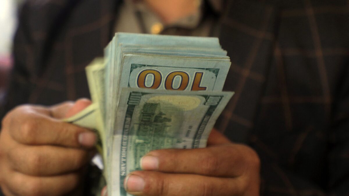 Dólar oficial y blue cotizan a $1445 y $1500 hoy