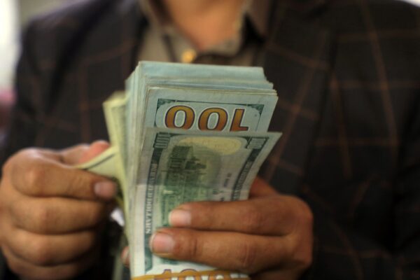 Dólar oficial y blue cotizan a $1445 y $1500 hoy