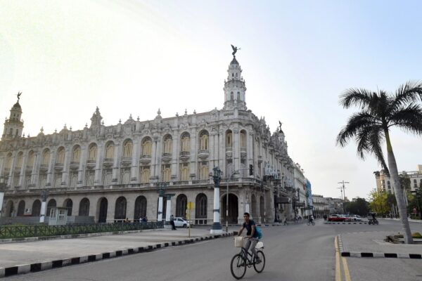Cuba elimina límites de tierra y tiempo de explotación en reformas económicas
