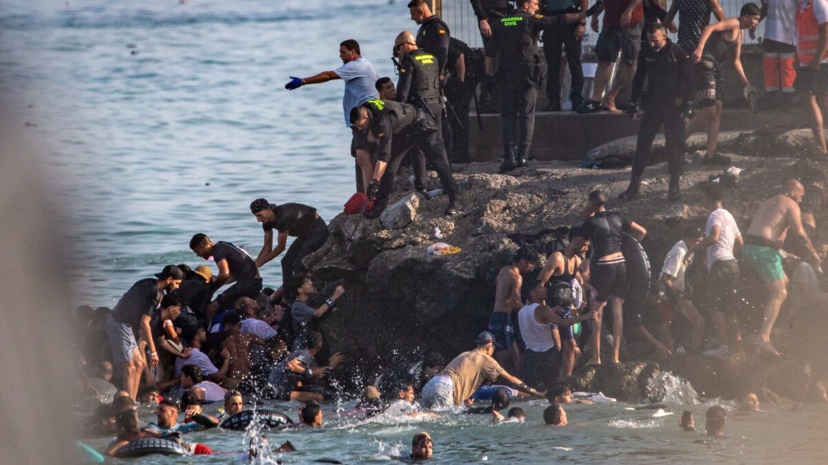 Avalancha migratoria en Ceuta: 18 muertos y refuerzos militares en la frontera con Marruecos
