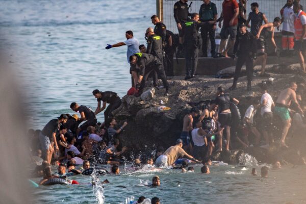 Avalancha migratoria en Ceuta: 18 muertos y refuerzos militares en la frontera con Marruecos