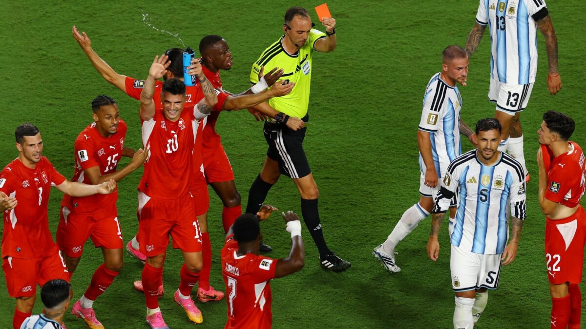 Expulsión polémica de Embolo en Argentina vs Suiza por simulación